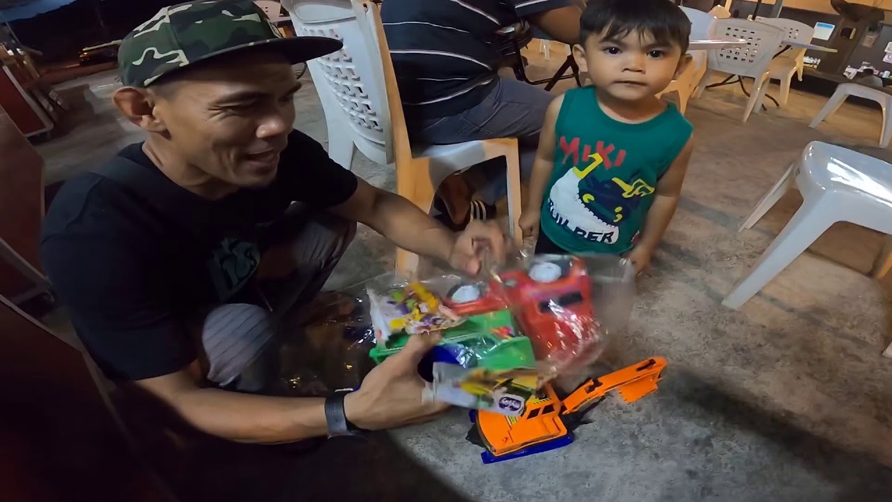 Budak gila excavator toys,bapak bawa pergi pasar malam beli lori pasir, mengamuk la kawan 