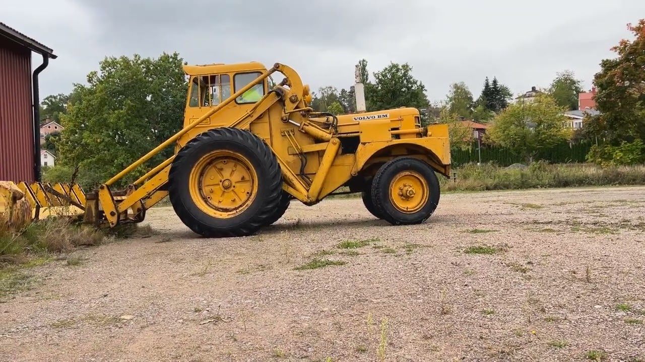 Baklastare Volvo BM 470/H10 med många redskap