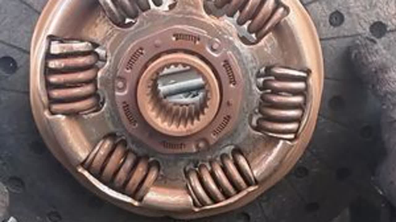 离合器不好挂档，大哥好的配件都换了，结果还是解决 #修理工的日常 #卡车司机 #货车司机 #全国卡友 #汽修