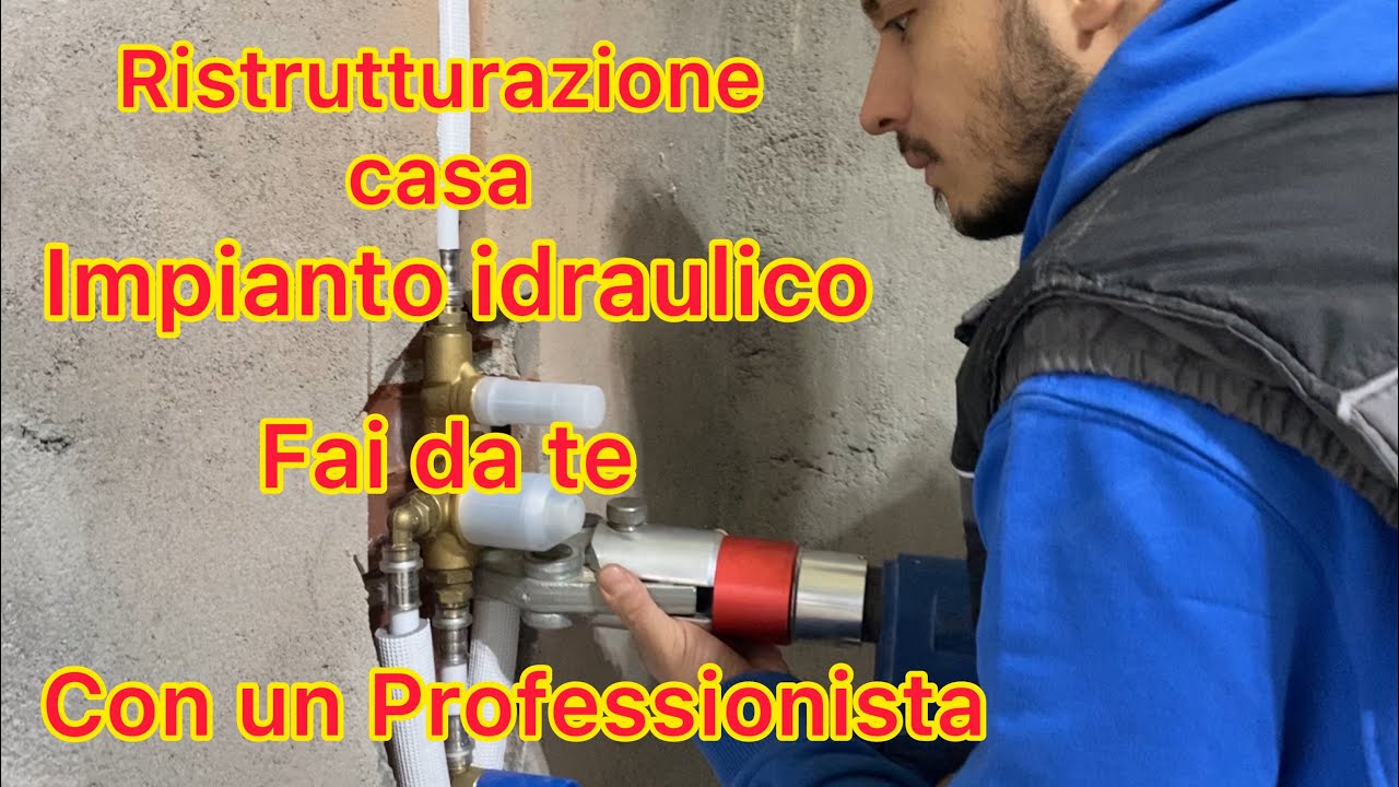 Impianto idraulico fai da te insieme ad idraulico professionista