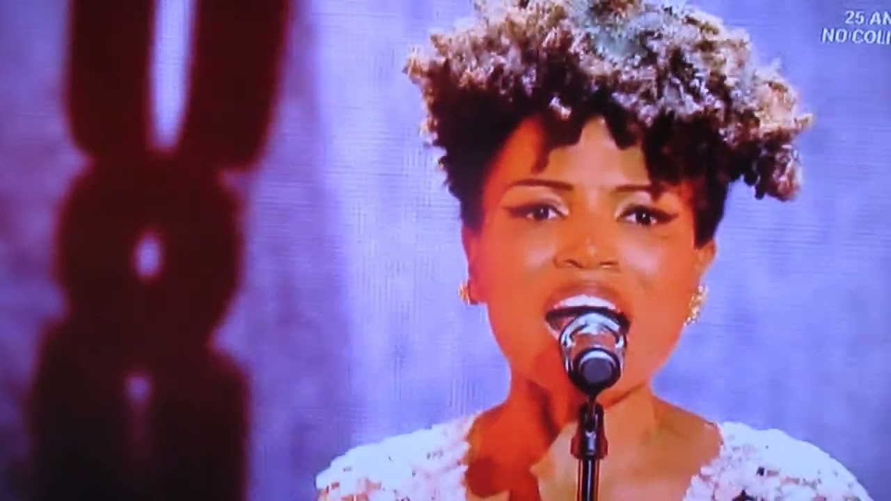 *Lura no Coliseu dos Recreios.. Portugal..   musica Vazulina..*