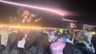 Adele changing into her New Balance sneakers | Live in Munich ( Night 5) Guide