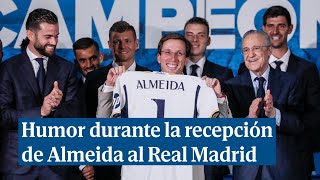 Almeida se resiste con humor a ponerse una camiseta del Real Madrid