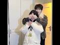 Este hombre arruinó la sorpresa, pero recibió rosas.#funny  #shorts#couple