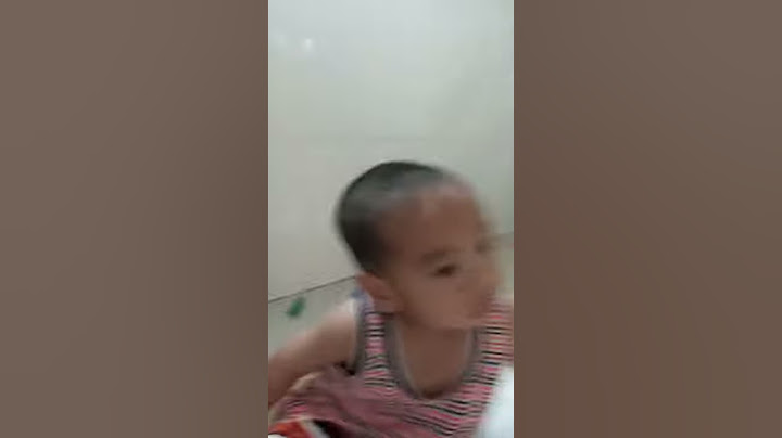 bé con đang ngồi chơi bỗng nhiên Đứng im tao lại thấy một con gì đó nhưng mà con bé con vẫn ngồi tỉ