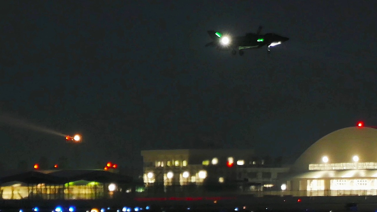 F-35Bの夜間飛行訓練。Night flight training of the F-35B stealth