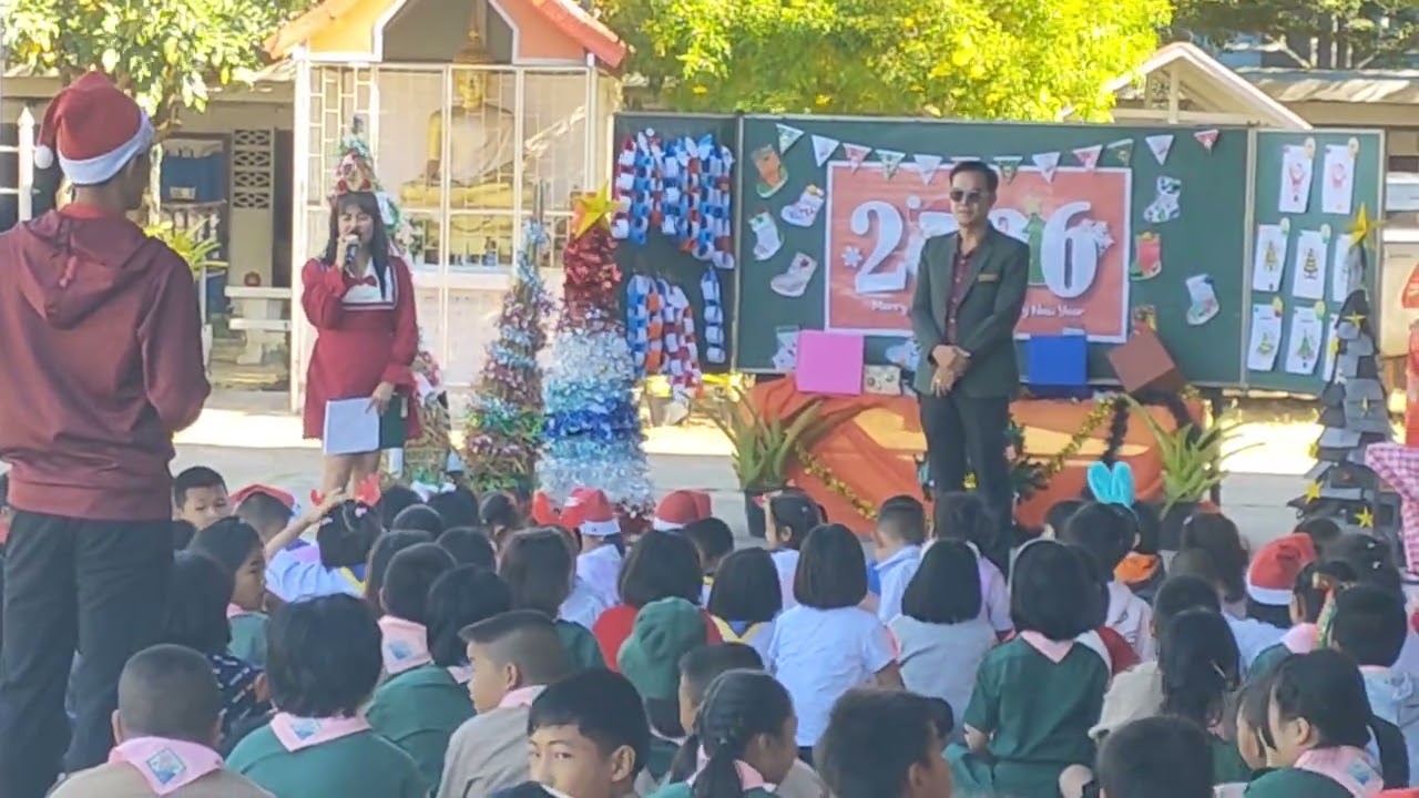 มอบรางวัลประกวดต้นคริสต์มาส