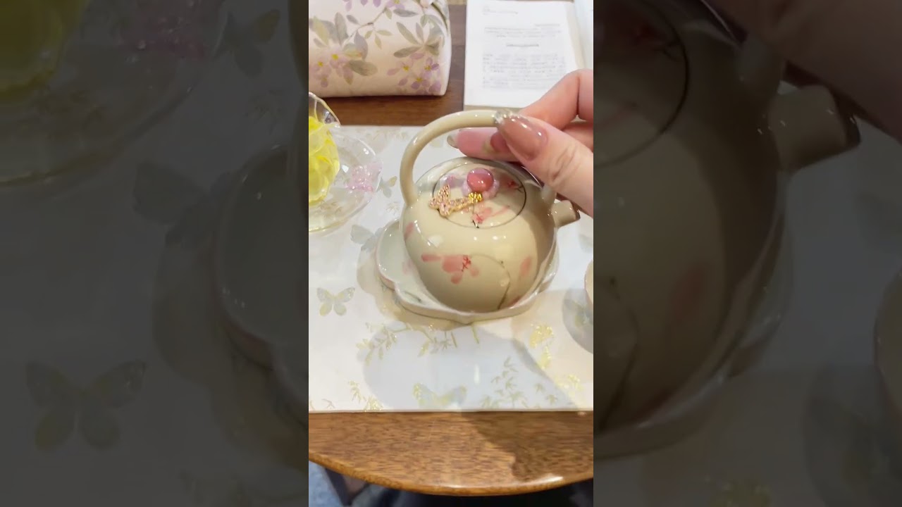 New Chinese Aesthetic: Brewing Tea with a Cherry Blossom Teaset 