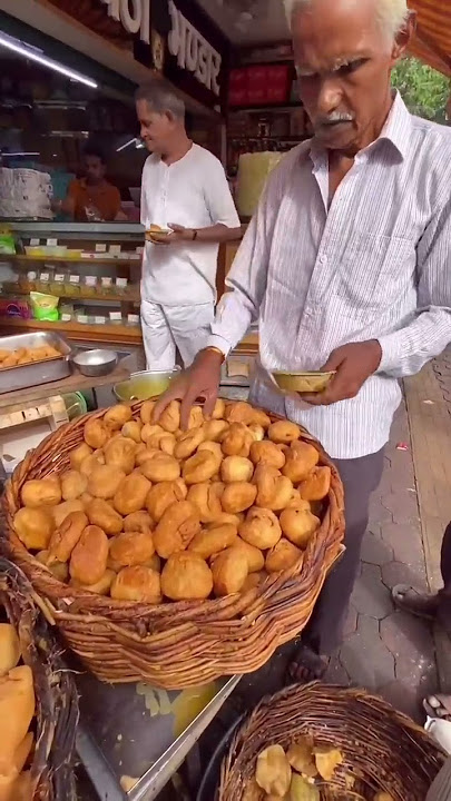 People here eat Kachori so fast that it gets finished in just 2 minutes. #kachori #food