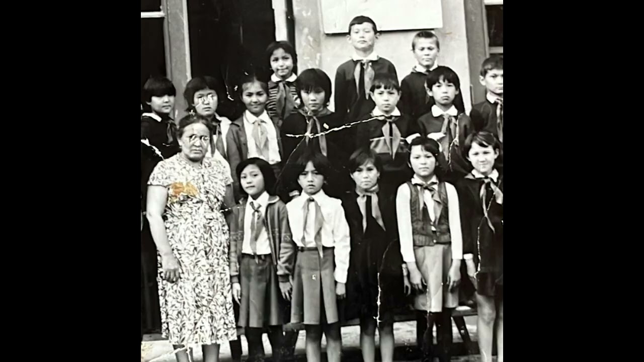 1992 жылғы М.Әуезов мектебінің түлектері. Сарыағаш қаласы.