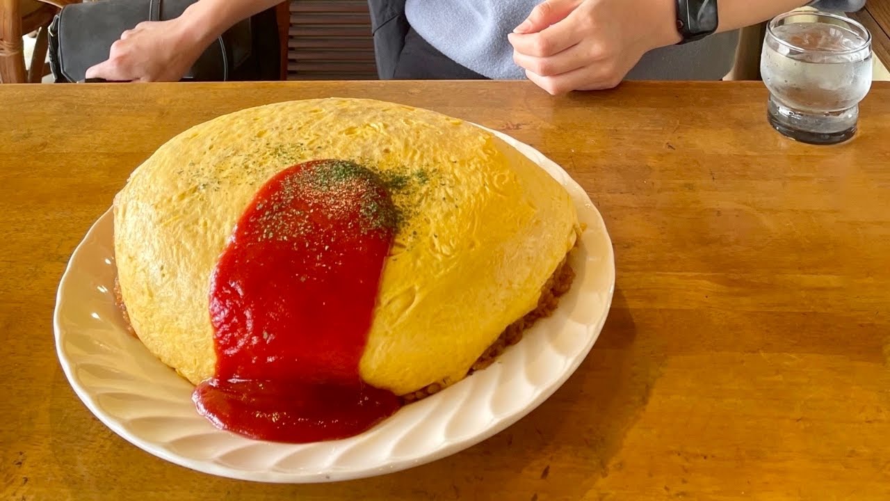 デカ盛り/カフェレストシエン》推定3,000kcal！約3kgの巨大オムライス  