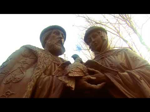 Video: Monumento a Fevronia y Peter. Instalación de composiciones escultóricas 