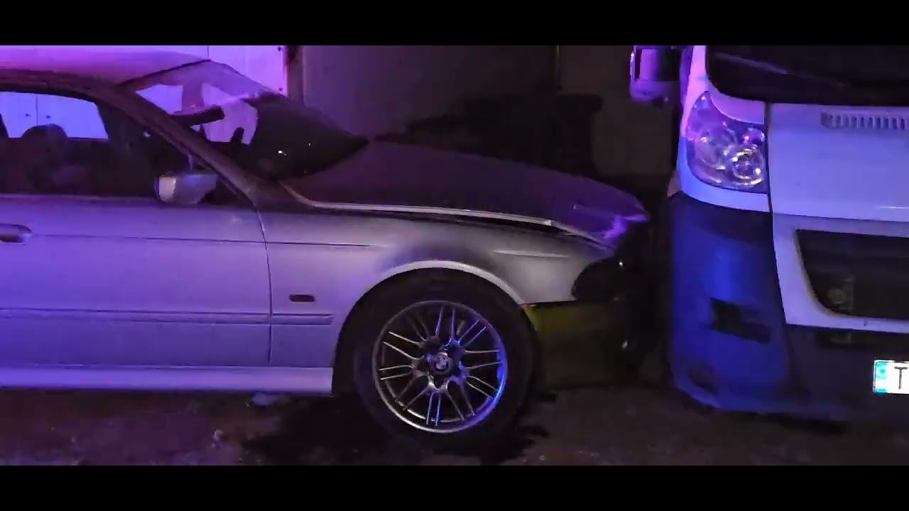 Accident rutier în Alexandria BMW intrat într o clădire, trei tineri ...