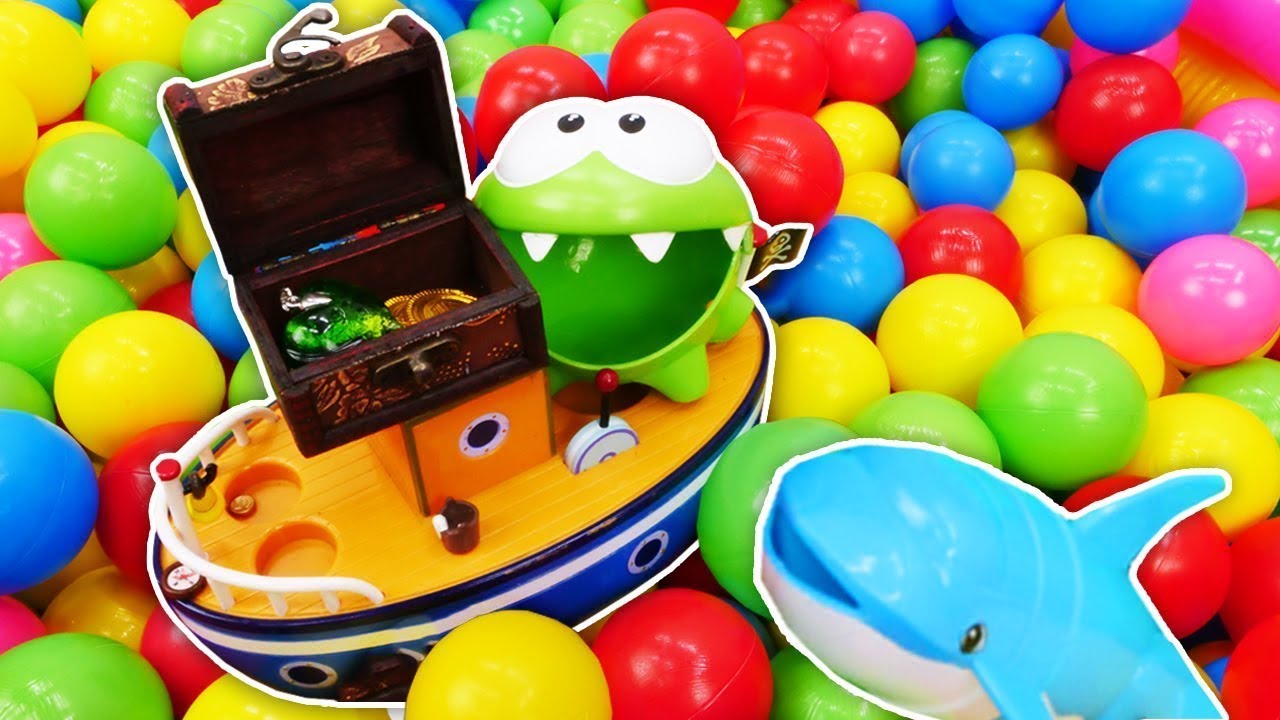 Um barco de brinquedo. Vídeos com brinquedos para crianças.