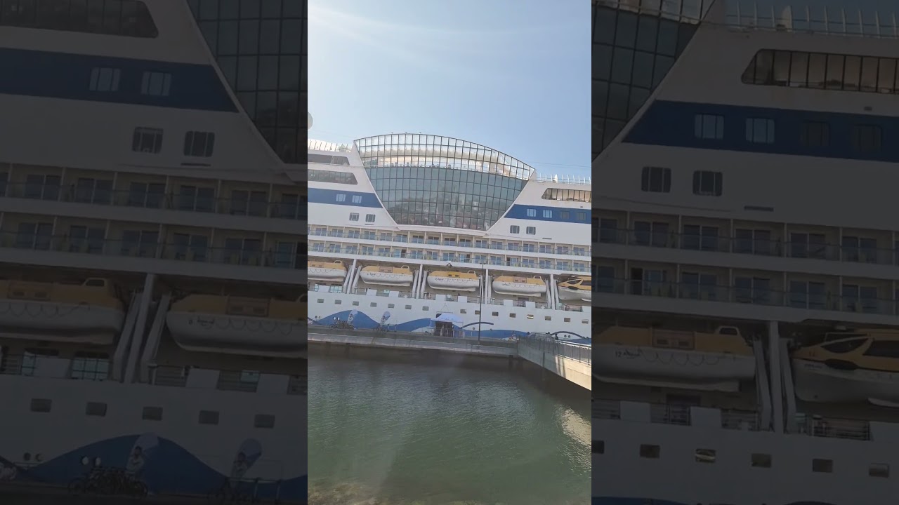 AIDAsol im Hafen von Kristiansand Norwegen Kreuzfahrtschiff AIDA Cruises