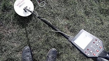 C-SCOPE  METADEC 2.  A  UK 20 PENCE COIN IS DEPTH TESTED.