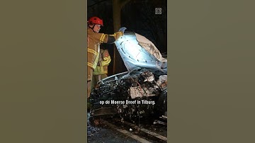Automobilist knalt tegen boom | #ongeluk