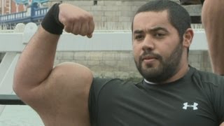 GUINNESS WORLD RECORD: Moustafa Ismail boasts the largest biceps in the world!