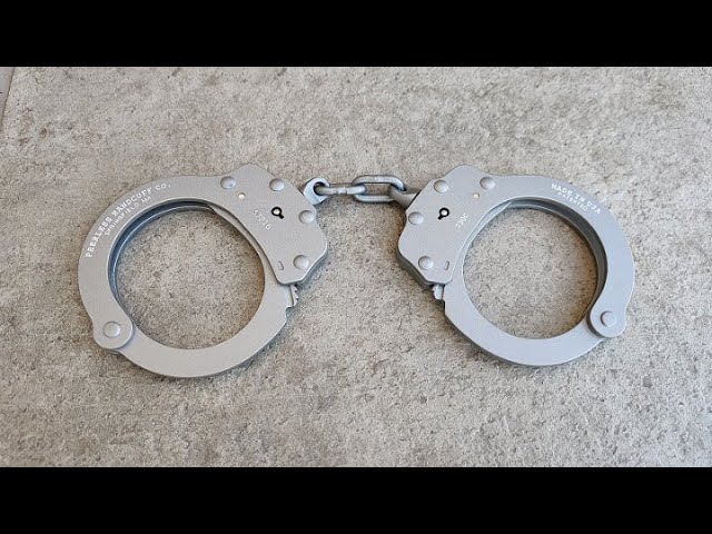 Peerless 730 Superlite Aluminum Handcuffs - YouTube