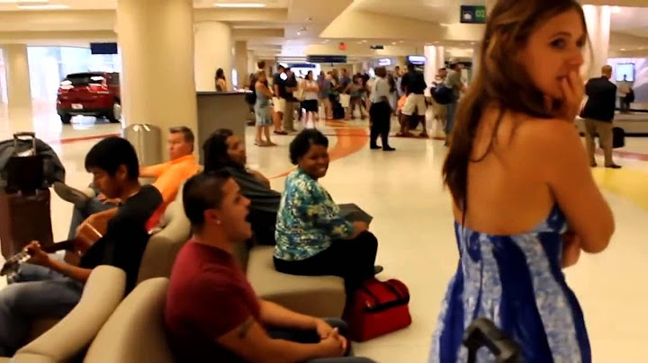 Te sorprenderás con esta novia y la sorpresa que recibe en el aeropuerto