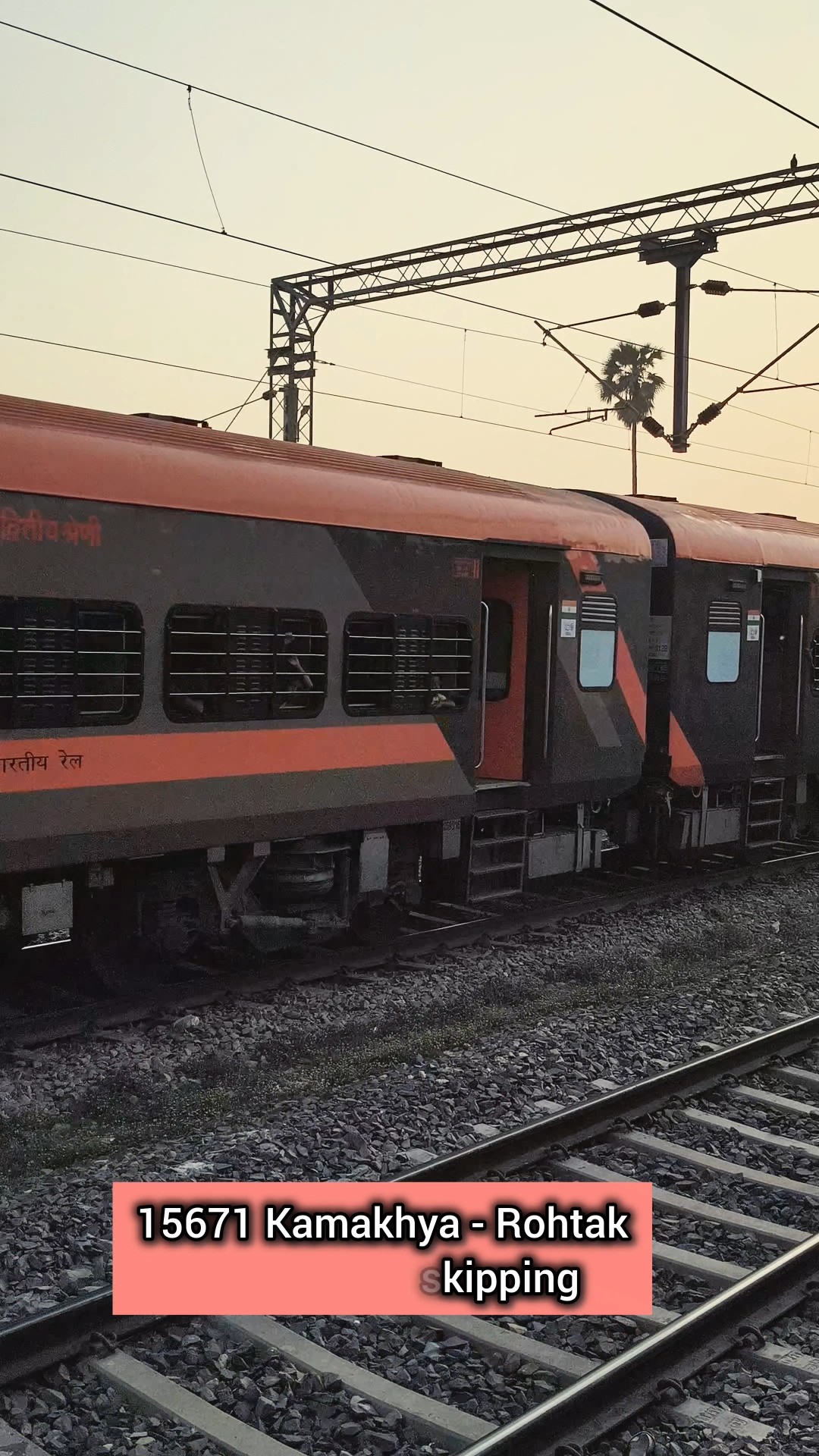 15671 kamakhya - Rohtak Amrit Bharat Express crossing. - YouTube