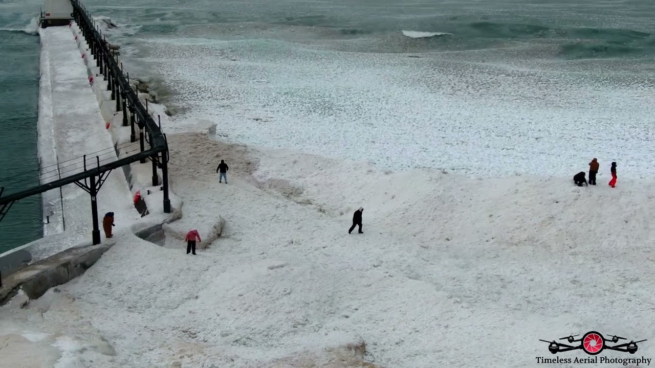 Full Video family walks onto the shelf ice a cop runs to the lakefront to stop them from falling in