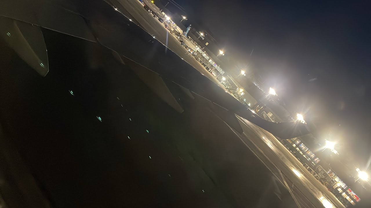 Avión aterrizando en el aeropuerto JFK de noche ✈️✈️✈️✈️✈️￼