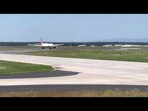 Video: „Virgin Atlantic“įgulai Nebereikėjo Vilkėti Makiažo