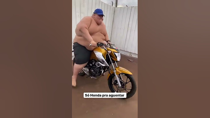 Gordinho andando de moto