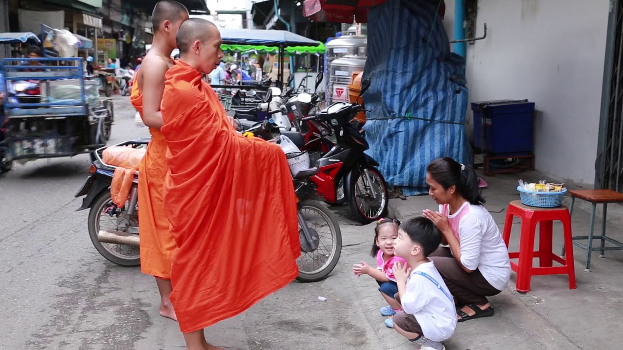 น้ำต้น กับ หนูดี ทำบุญใส่บาตร - YouTube
