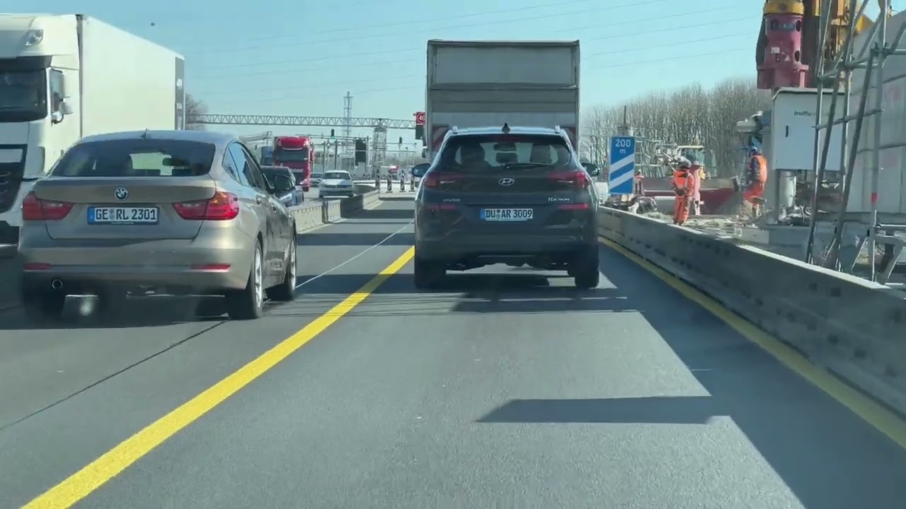 A40 - Rheinbrücke Duisburg traffic lines Fahrzeugdiffernzierungsanlage Durchfahrt