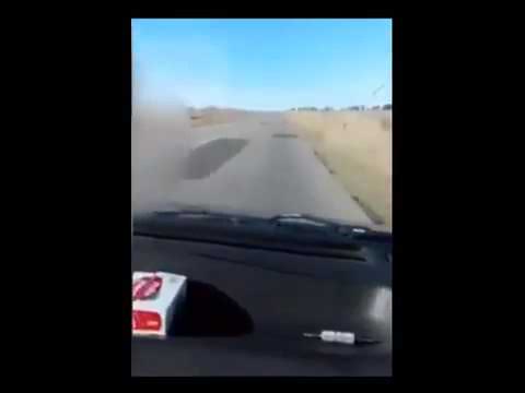 Pone a conducir a su hijo de 10 años en una Ruta de Argentina,Provincia de la Pampa