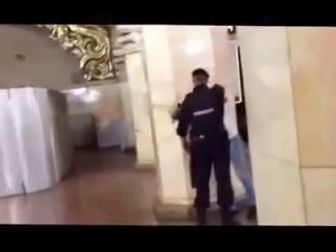 Происшествия.Полицейский бьет человека электрошокером. Россия, Москва.