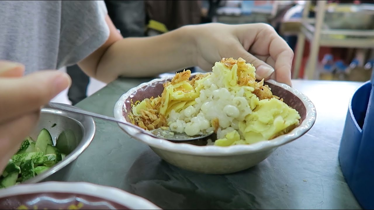 Eating Xoi Xeo at Xoi Yen | Hanoi Vietnam