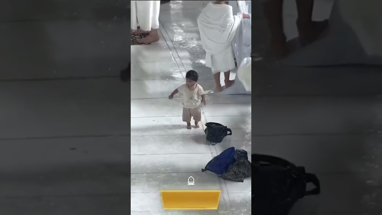 فرحة طفل بالمطر في المسجد الحرام 🕋🌧️ #shortvideo