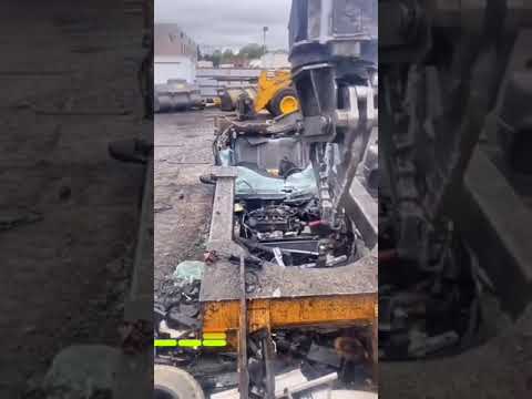 شاهد كيف يتم اتلاف السيارات الغير صالحه للإستخدام 