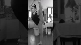 Play video: Kassandra stretching