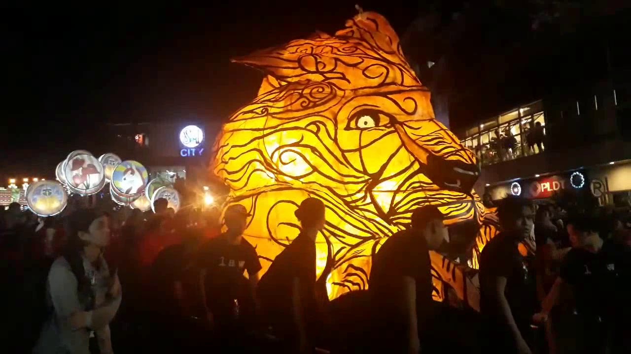 S.L.U BAGUIO LANTERN PARADE 2017 - YouTube