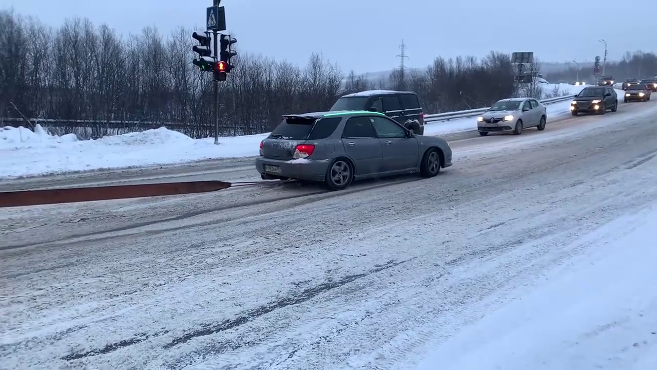 Хибины.com: Субару Импреза тащит фуру в гору в Мурманске - YouTube