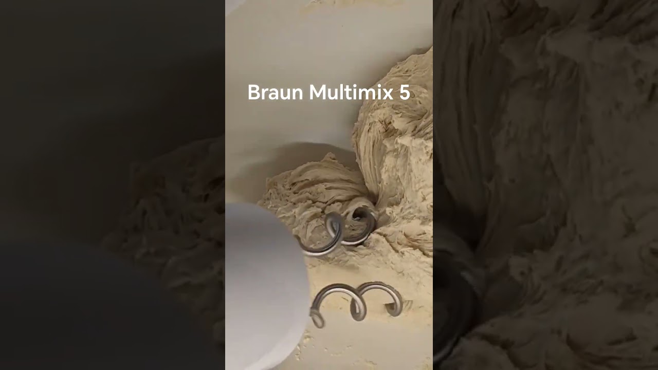 Braun Multimix 5 beim Kneten von Brötchenteig