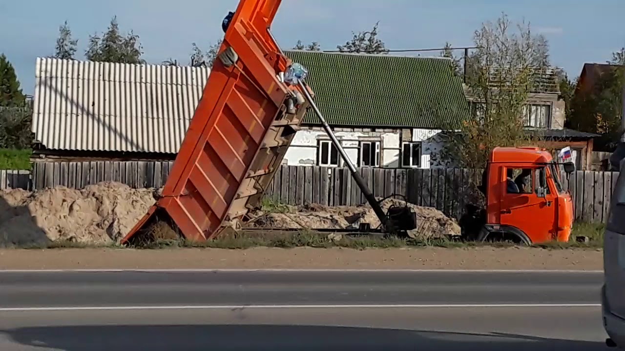 Камаз выгружает песок