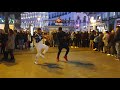 Colombiano y Peruano bailando salsa shoke l Madrid timbera variando el venero pasos de salsa