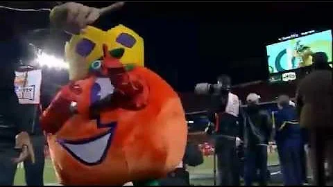 Darwin Cook Crushes Obie!!! (2012)