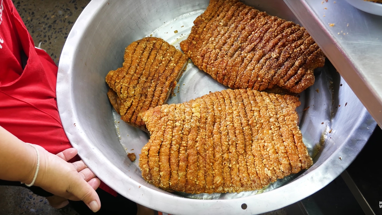 Thailand Food: The CRISPIEST Fried Pork Belly in Bangkok | หมูกรอบที่รับประกันความกรอบและความอร่อย | Mark Wiens