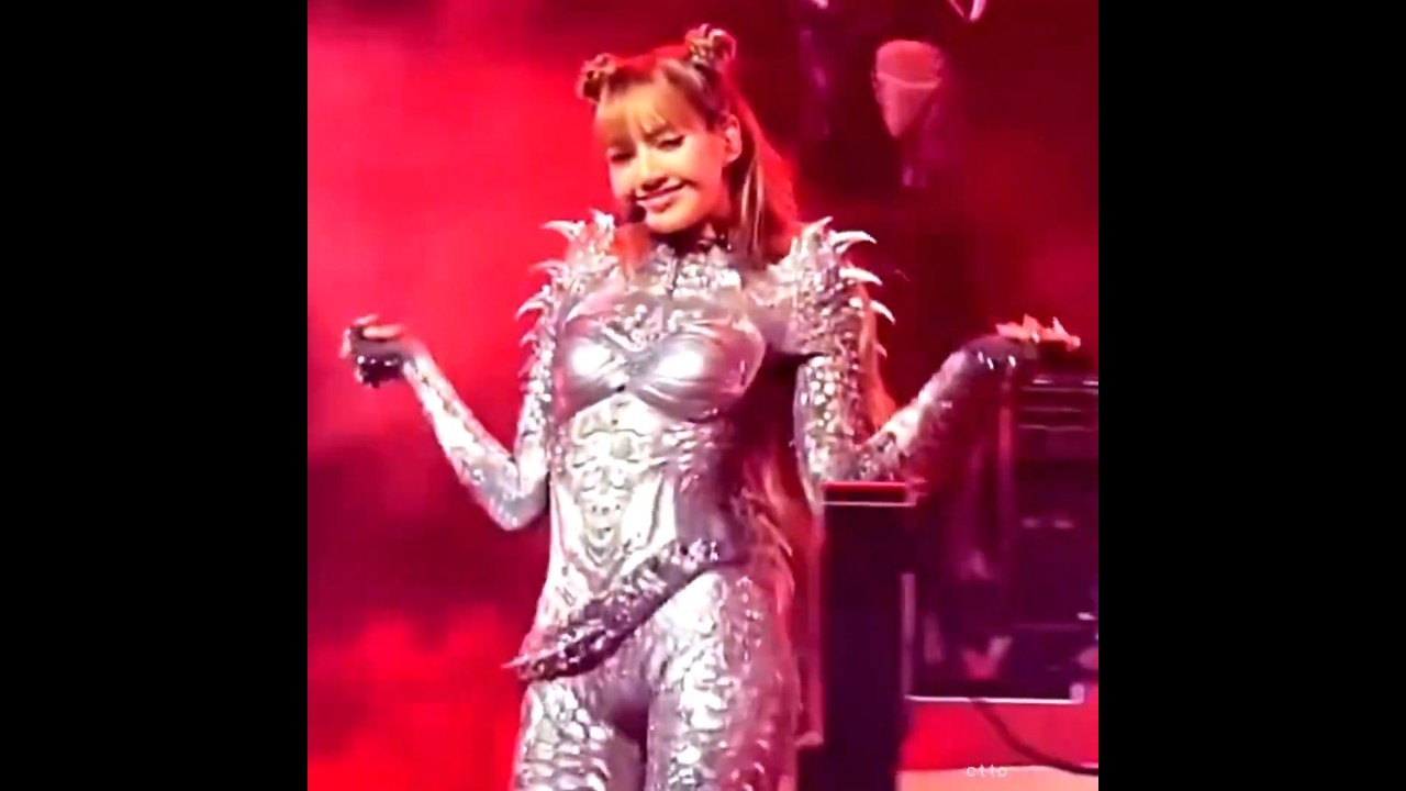 The hand placement ♥️🎀💅 lisa coachella live 