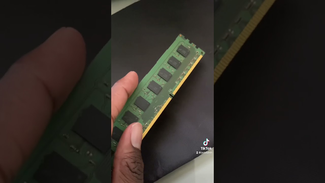 Comparing heat sink and non heat sink RAM #tech #computer #fyp #shorts #techguy #computerbuild