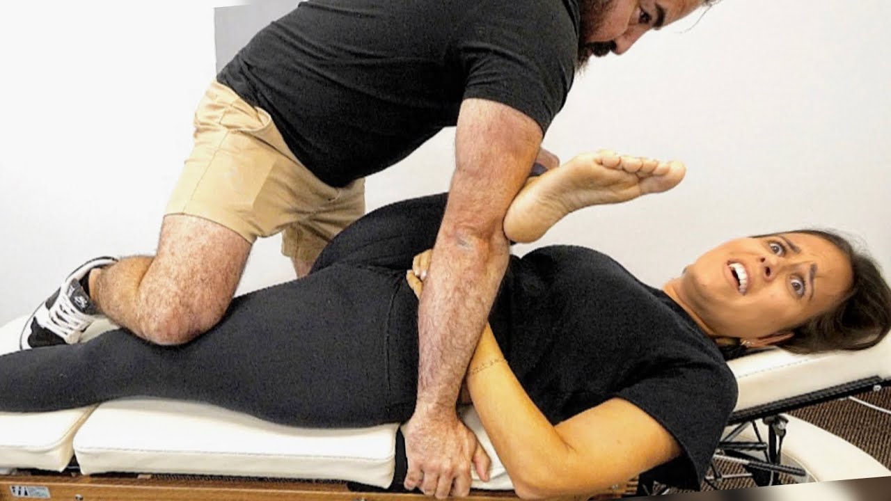 健康・医学 Practical massageandcorrective exercises STRETCHING & Chiropractic CRACKING Her Pain Away - YouTube