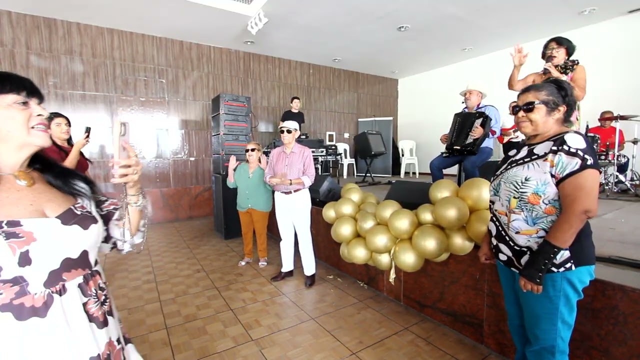 DOMINGÃO DANÇANTE  COM PAVÃO E GLAUCO