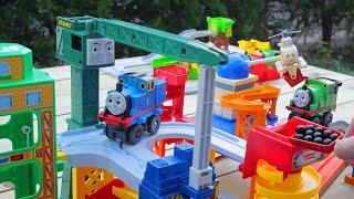 Thomas the Tank Engine Loader ☆ Harold &amp; Cranky&#39;s Coal Loading and Unloading Course