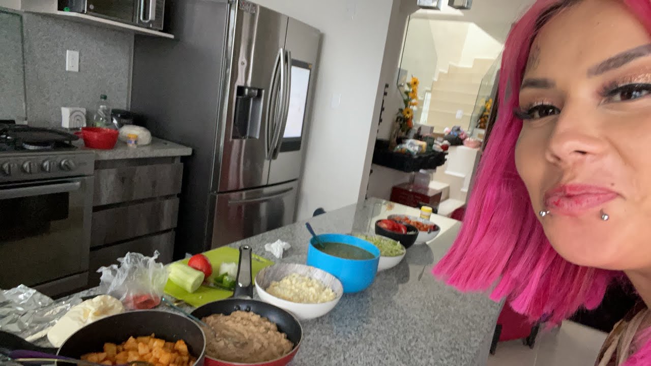 Mi mamá me hace enchiladas 😋para darme la bienvenida YouTube